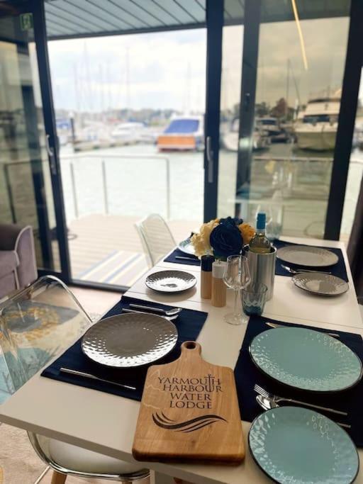 Yarmouth Waterlodge Floating Apartments 2 Esterno foto