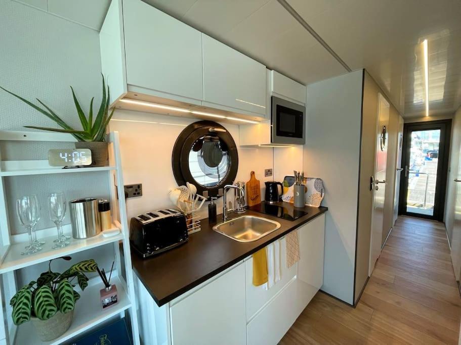 Yarmouth Waterlodge Floating Apartments 2 Esterno foto